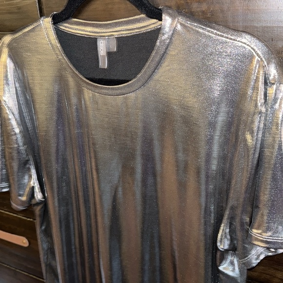 Silver metallic, shiny men’s short sleeve T-shirt, Asos brand size large - Picture 6 of 9